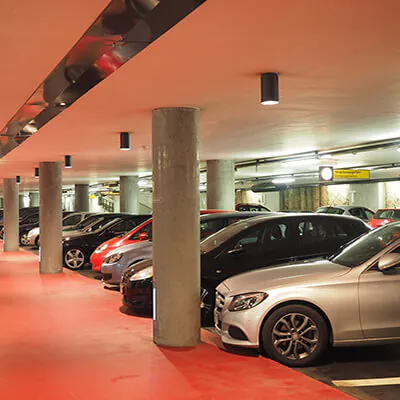 Autos in einem Parkhaus
