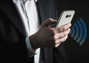 Mann h&auml;lt Handy in der Hand